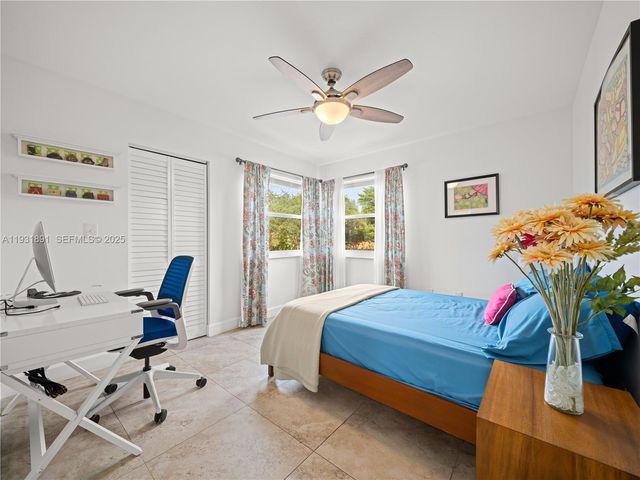 11282 SW 9th Ct, Pembroke Pines, FL 33025