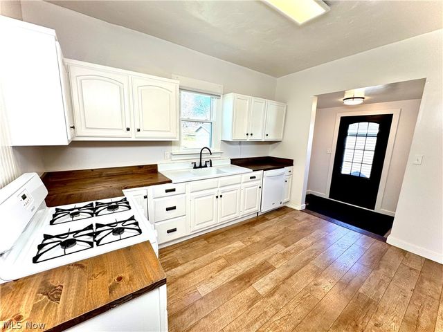 124 2nd Avenue NW, Beach City, OH 44608