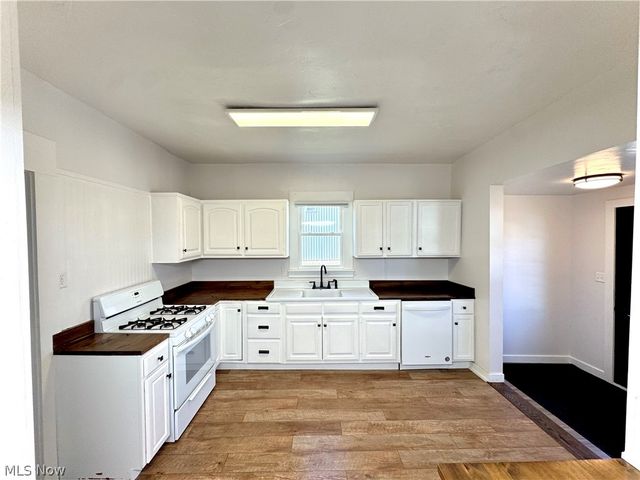 124 2nd Avenue NW, Beach City, OH 44608