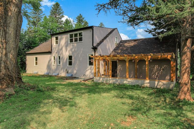 770 Viking Drive E, Maplewood, MN 55117