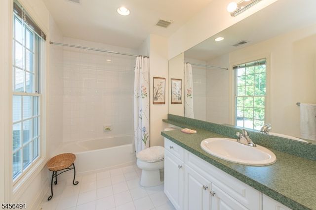 75 Schindler Way, Fairfield Twp., NJ 07004