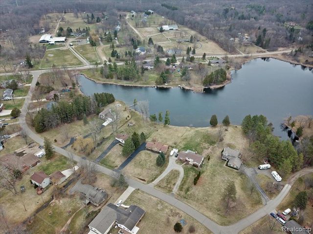 1365 Thistleridge, Groveland, MI 48442