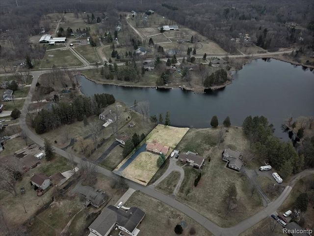 1365 Thistleridge, Groveland, MI 48442