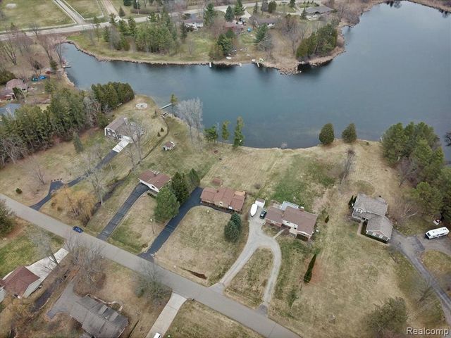 1365 Thistleridge, Groveland, MI 48442