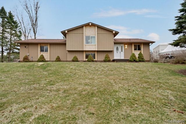 1365 Thistleridge, Groveland, MI 48442