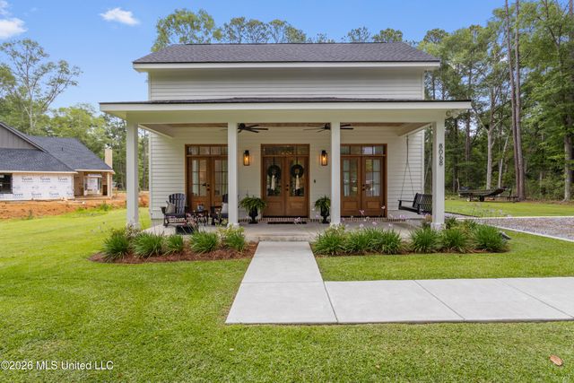 8068 Ocean Springs Road, Ocean Springs, MS 39564