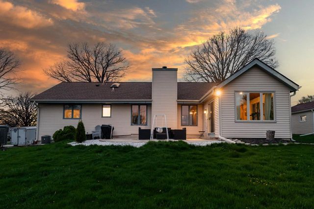 9541 W Ruby AVENUE, Wauwatosa, WI 53225