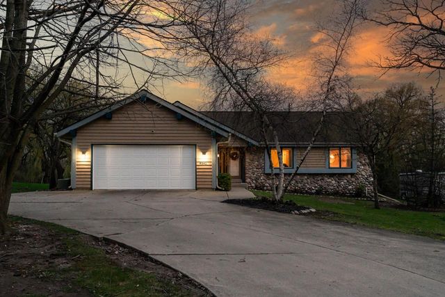 9541 W Ruby AVENUE, Wauwatosa, WI 53225