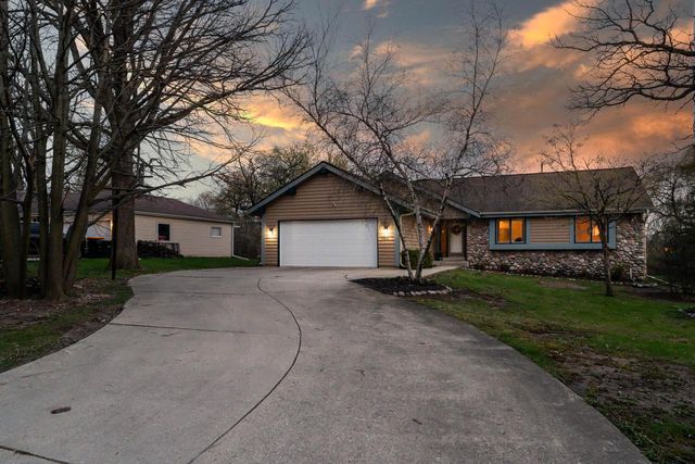9541 W Ruby AVENUE, Wauwatosa, WI 53225