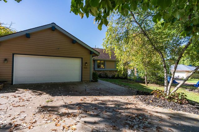9541 W Ruby AVENUE, Wauwatosa, WI 53225