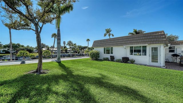 2657 RIVERBLUFF PARKWAY V122, Sarasota, FL 34231