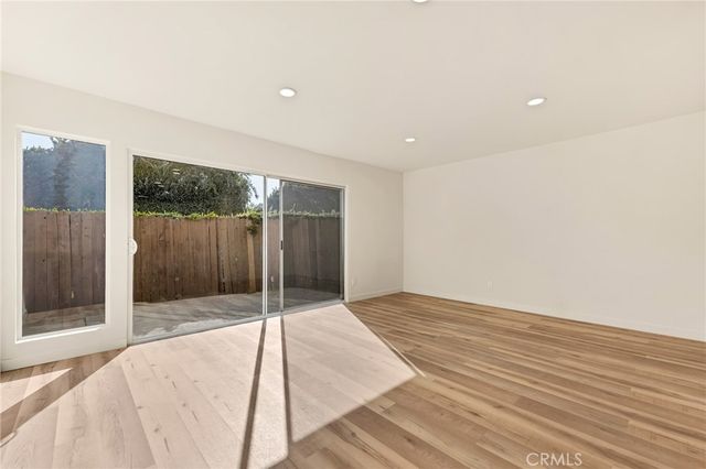 15542 Sherman Way 11, Van Nuys, CA 91406