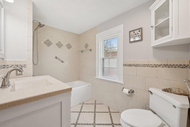 208 Oakland AVENUE, Waukesha, WI 53186