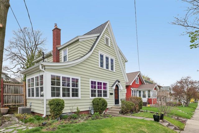 208 Oakland AVENUE, Waukesha, WI 53186