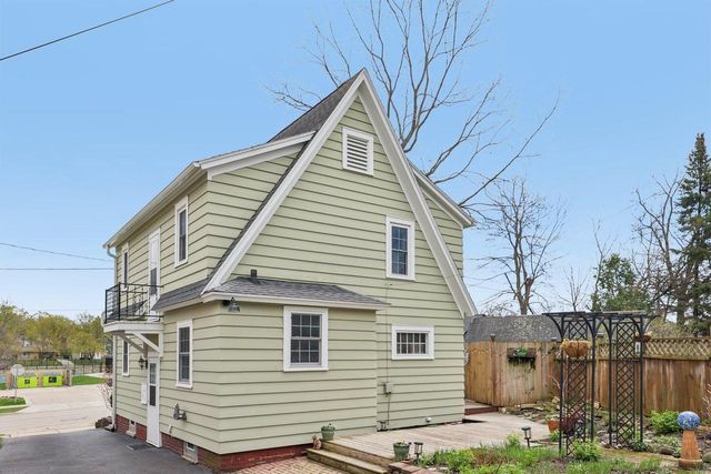 208 Oakland AVENUE, Waukesha, WI 53186