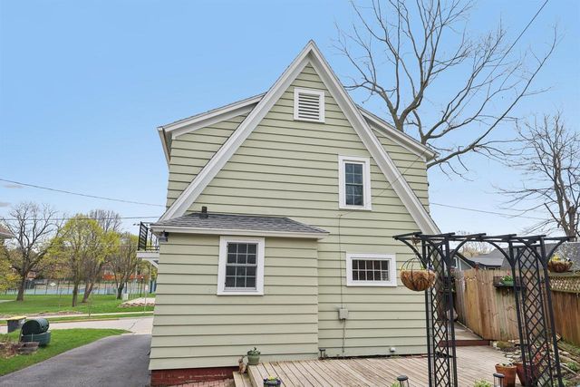 208 Oakland AVENUE, Waukesha, WI 53186