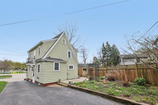 208 Oakland AVENUE, Waukesha, WI 53186