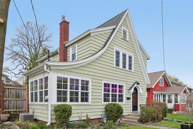 208 Oakland AVENUE, Waukesha, WI 53186