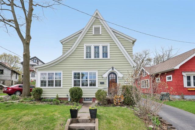 208 Oakland AVENUE, Waukesha, WI 53186
