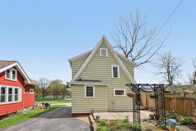 208 Oakland AVENUE, Waukesha, WI 53186