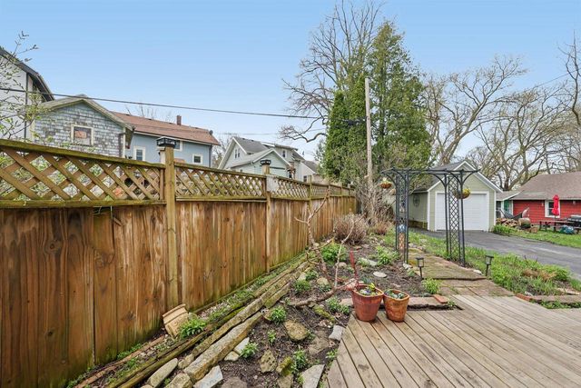 208 Oakland AVENUE, Waukesha, WI 53186