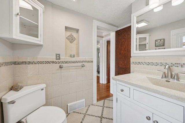 208 Oakland AVENUE, Waukesha, WI 53186