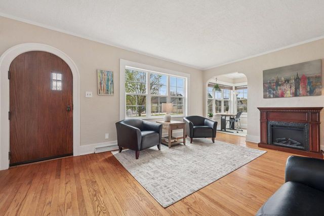 208 Oakland AVENUE, Waukesha, WI 53186