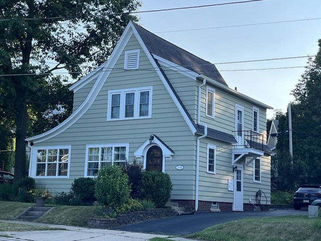 208 Oakland AVENUE, Waukesha, WI 53186