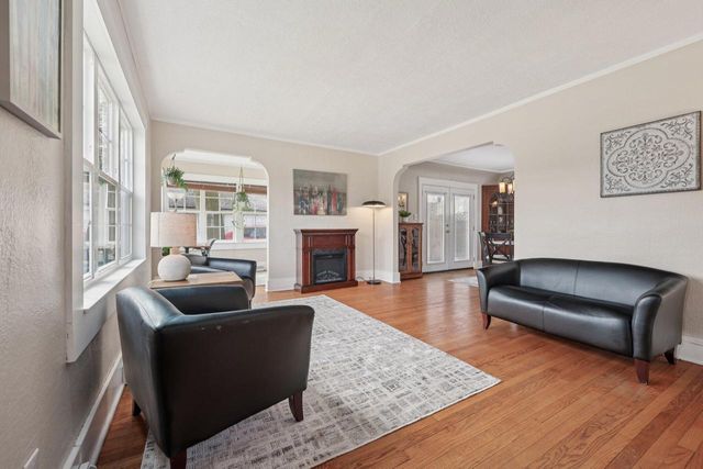 208 Oakland AVENUE, Waukesha, WI 53186