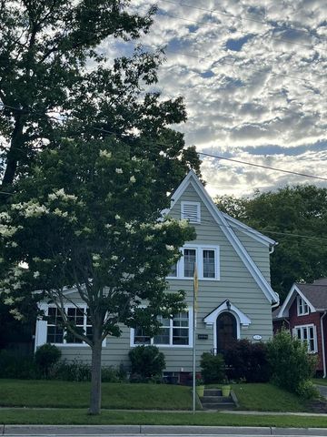 208 Oakland AVENUE, Waukesha, WI 53186