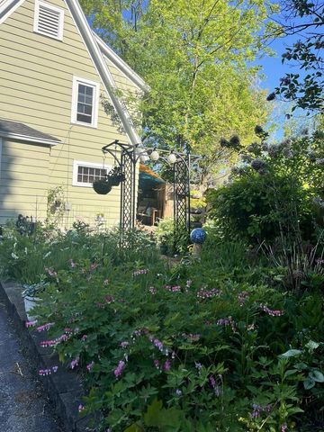 208 Oakland AVENUE, Waukesha, WI 53186