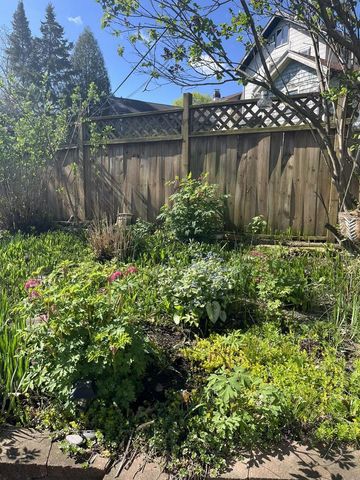 208 Oakland AVENUE, Waukesha, WI 53186