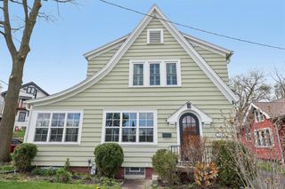 208 Oakland AVENUE, Waukesha, WI 53186