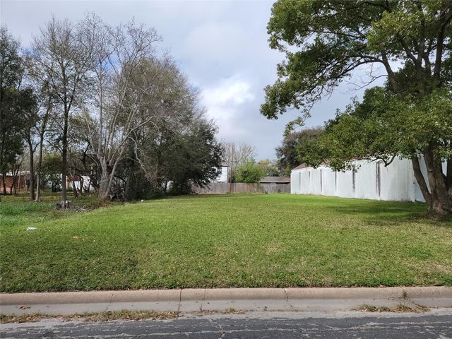 410 8th Avenue North, Texas City, TX 77590