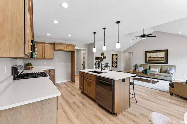 884 Lagonda Trail, Fort Wayne, IN 46818