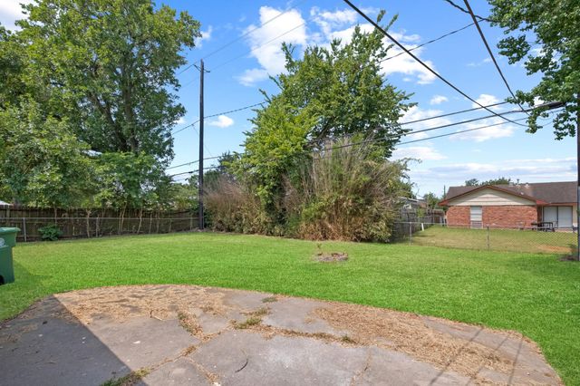 8410 Bob White Drive, Houston, TX 77074