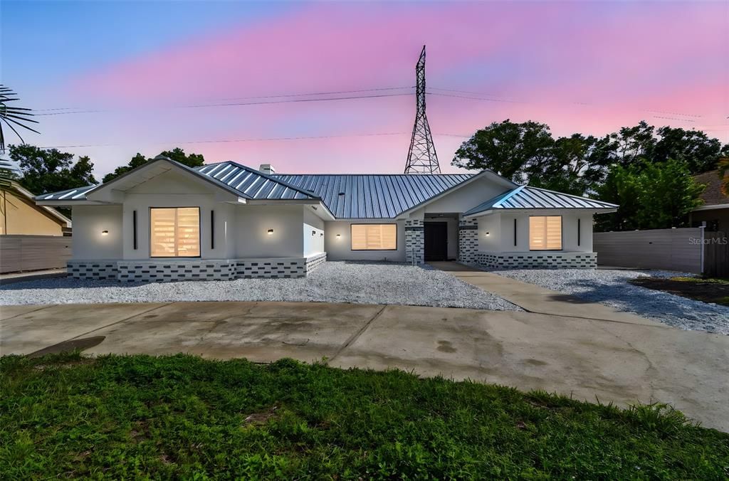Image 2 of property listing at 2834 CHANCERY LANE, Clearwater, FL 33759
