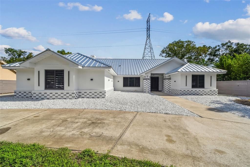 Image 3 of property listing at 2834 CHANCERY LANE, Clearwater, FL 33759