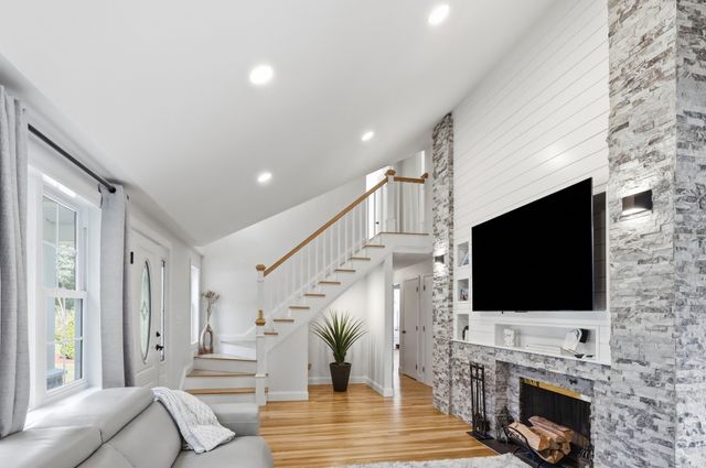 20 Cherokee Rd, Acton, MA 01720