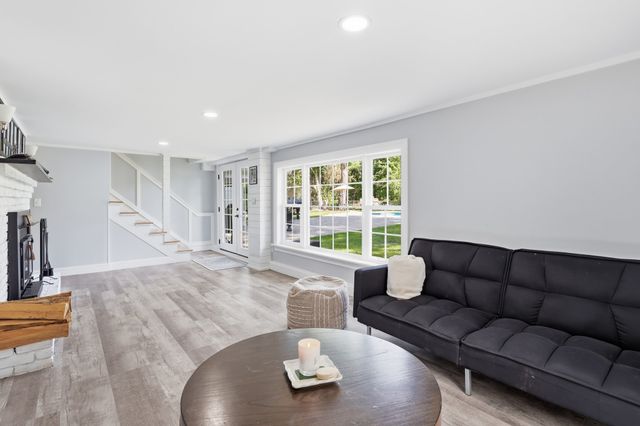 20 Cherokee Rd, Acton, MA 01720