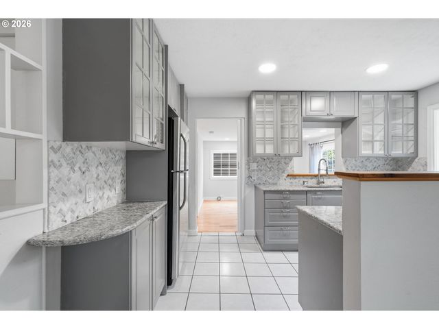 2057 Se 72ND Ave, Portland, OR 97215