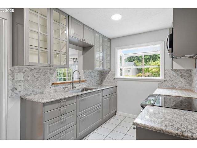2057 Se 72ND Ave, Portland, OR 97215