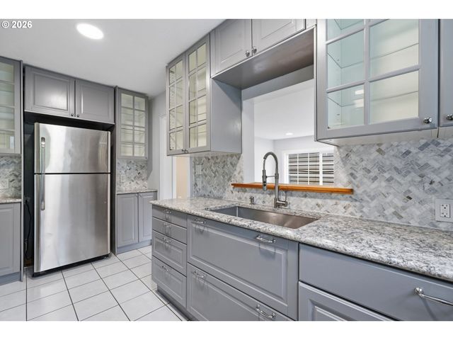 2057 Se 72ND Ave, Portland, OR 97215