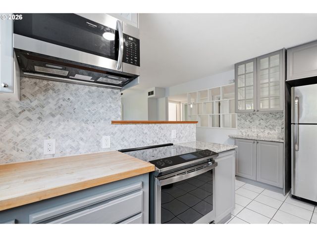 2057 Se 72ND Ave, Portland, OR 97215