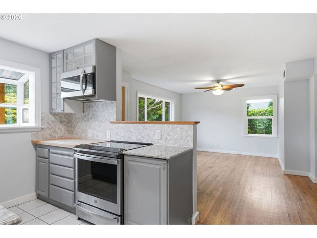 2057 Se 72ND Ave, Portland, OR 97215