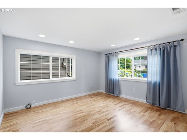 2057 Se 72ND Ave, Portland, OR 97215