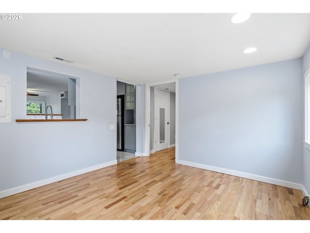 2057 Se 72ND Ave, Portland, OR 97215