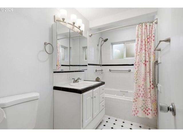2057 Se 72ND Ave, Portland, OR 97215