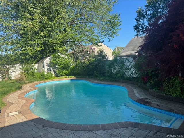 7 Dawes Avenue, Syosset, NY 11791