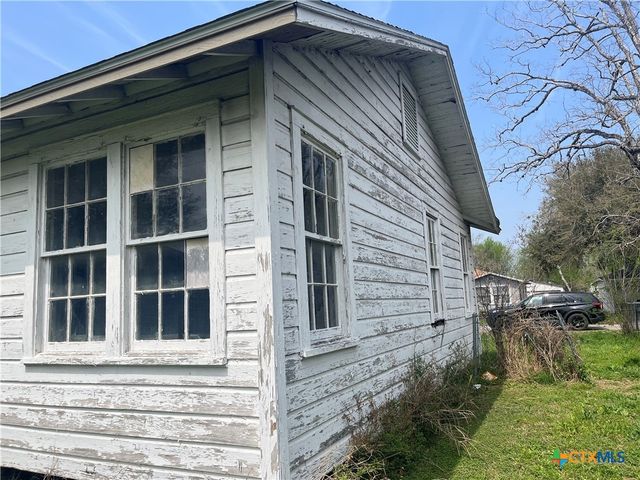 2003 E Guadalupe Street, Victoria, TX 77901